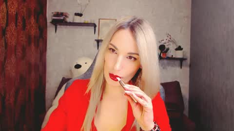 MillaXQueen online show from February 21, 11:44 am