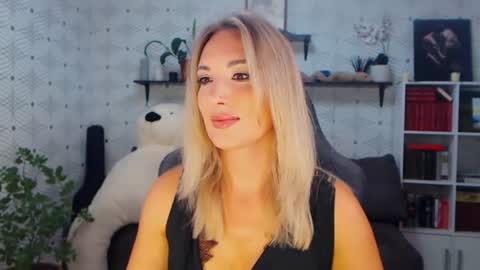 MillaXQueen online show from July 22, 3:57 pm