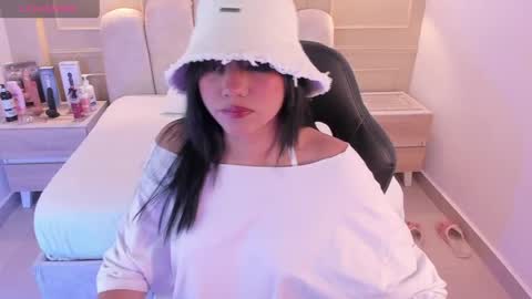 millyevans1 online show from May 13, 3:34 am