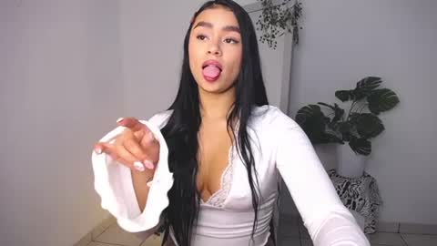 Mily Ortiz online show from July 22, 3:02 pm