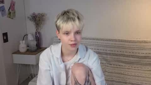 Snapshot of mimipuff chatting on October 17, 1:36 pm Sonya online show from October 17, 1:36 pm