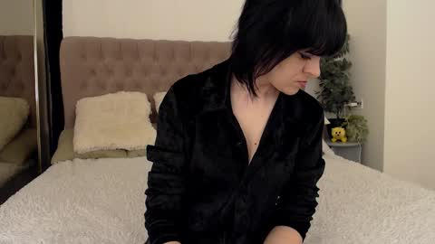 Molly online show from March 9, 8:06 am