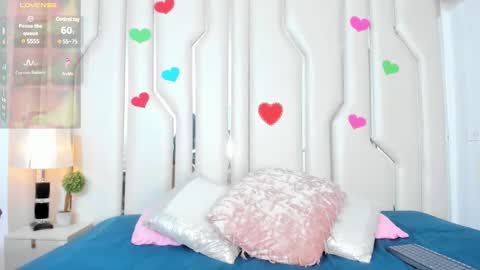 Snapshot of mirandafoxx chatting on February 26, 12:05 pm Mirandas room online show from February 26, 12:05 pm