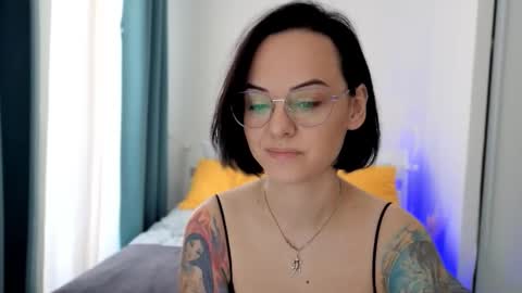 Snapshot of miraskyy chatting on October 1, 9:25 am MiraSkyy online show from October 1, 9:25 am
