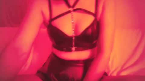 Snapshot of mirra_sins chatting on October 11, 8:33 pm Mirra online show from October 11, 8:33 pm