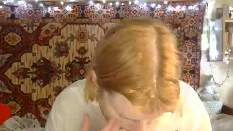 Elis online show from June 11, 11:40 am