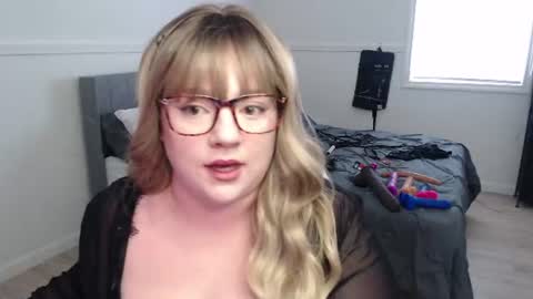 missdanibluee online show from July 8, 12:24 am
