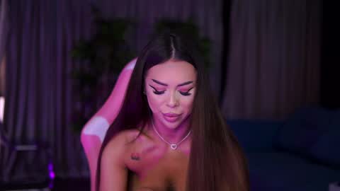 misskiarra online show from February 17, 6:20 am