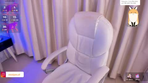 i am lyn online show from November 9, 5:03 am