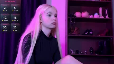 Snapshot of missslola chatting on December 19, 2:13 pm Misss Lola Angel online show from December 19, 2:13 pm