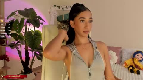 Valeria Davila online show from December 18, 1:05 pm