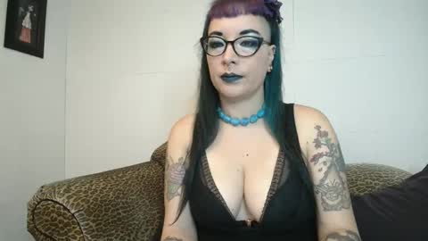 Snapshot of missy_dee chatting on December 25, 6:31 am Missy Dee online show from December 25, 6:31 am