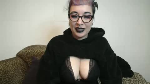 Snapshot of missy_dee chatting on December 11, 6:36 am Missy Dee online show from December 11, 6:36 am