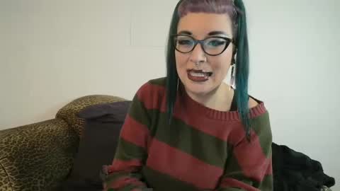 Snapshot of missy_dee chatting on December 3, 8:03 am Missy Dee online show from December 3, 8:03 am