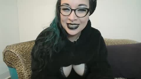 Snapshot of missy_dee chatting on December 17, 7:29 am Missy Dee online show from December 17, 7:29 am