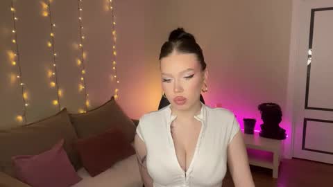 Mia online show from March 5, 8:15 pm