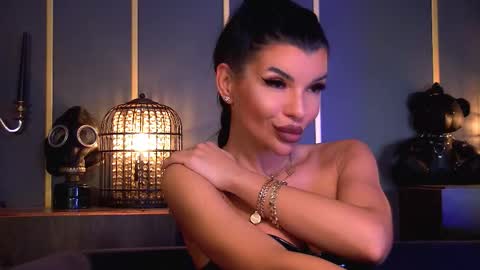 Elenia online show from December 4, 4:19 pm