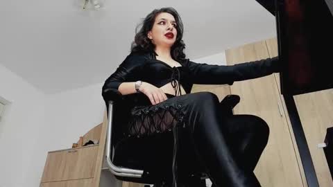 Snapshot of mistressmichelle5 chatting on December 27, 10:37 pm YourGoddessM online show from December 27, 10:37 pm