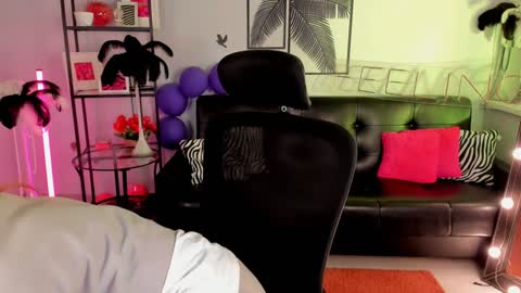 Snapshot of mistybarnes chatting on January 23, 11:58 am MistyBarnes NONUDE MODEL online show from January 23, 11:58 am