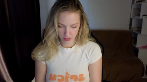 Snapshot of mmm_banana chatting on January 19, 7:15 am Lili online show from January 19, 7:15 am