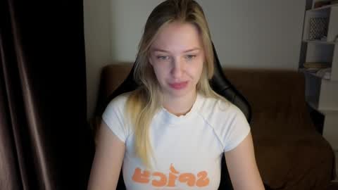 Snapshot of mmm_banana chatting on December 24, 4:44 am Lili online show from December 24, 4:44 am
