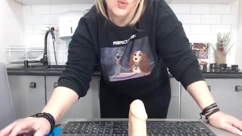 Snapshot of mojjo_erika chatting on February 10, 10:42 am erika online show from February 10, 10:42 am