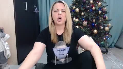 Snapshot of mojjo_erika chatting on December 28, 9:31 am erika online show from December 28, 9:31 am