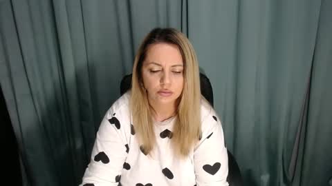 Snapshot of mojjo_erika chatting on March 6, 9:14 am erika online show from March 6, 9:14 am