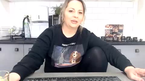 Snapshot of mojjo_erika chatting on March 4, 10:13 am erika online show from March 4, 10:13 am