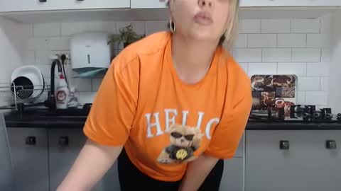 Snapshot of mojjo_erika chatting on January 14, 3:04 pm erika online show from January 14, 3:04 pm
