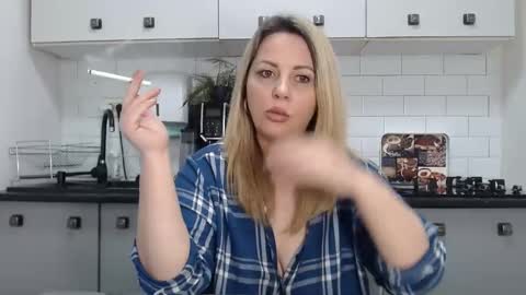 Snapshot of mojjo_erika chatting on January 24, 10:21 am erika online show from January 24, 10:21 am