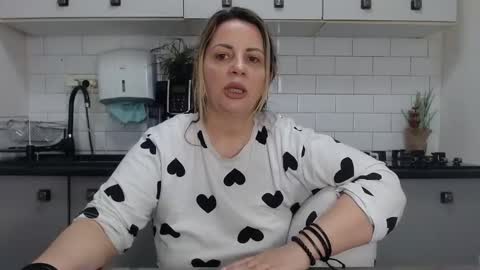 Snapshot of mojjo_erika chatting on February 9, 8:22 am erika online show from February 9, 8:22 am