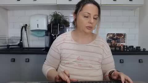Snapshot of mojjo_erika chatting on March 9, 8:07 am erika online show from March 9, 8:07 am