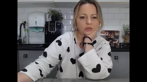 Snapshot of mojjo_erika chatting on February 14, 8:31 am erika online show from February 14, 8:31 am