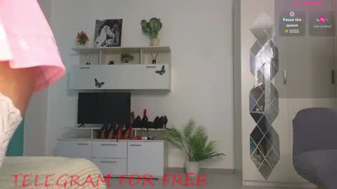 molliblum online show from June 12, 2:36 pm