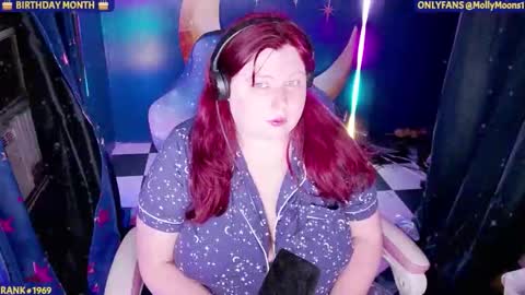 molly_moons online show from December 19, 3:43 am