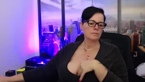 Snapshot of mollysun chatting on December 10, 6:49 pm MollySun Nina Randmann online show from December 10, 6:49 pm