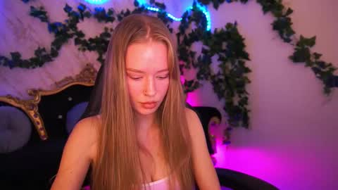 mollyymayy online show from December 15, 4:01 pm