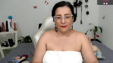 Snapshot of mom_17 chatting on October 6, 11:09 pm Celeste online show from October 6, 11:09 pm