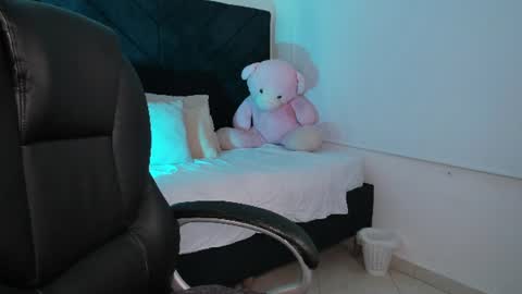 Momo  online show from June 11, 4:42 am