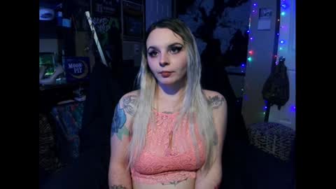 Snapshot of monica_lily chatting on December 13, 3:32 pm Monica online show from December 13, 3:32 pm