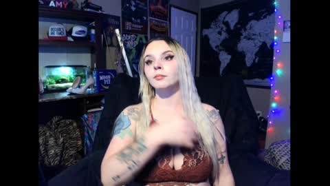 Snapshot of monica_lily chatting on December 10, 3:55 pm Monica online show from December 10, 3:55 pm