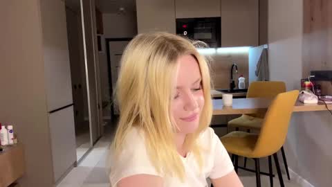 moonavellle_ online show from June 6, 9:43 pm
