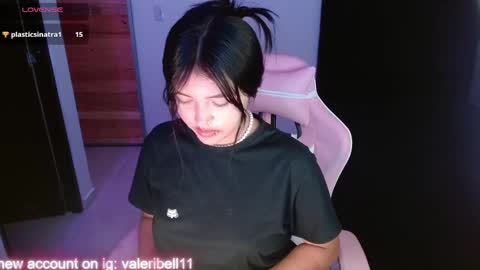 Snapshot of moonbella_bell chatting on January 11, 3:34 am bell online show from January 11, 3:34 am