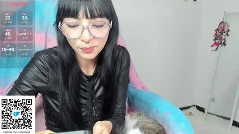 Snapshot of moonlady_ chatting on October 23, 2:06 am MOON online show from October 23, 2:06 am
