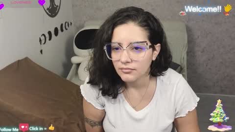 Snapshot of moonwoman_ chatting on December 23, 1:40 am Moon Woman online show from December 23, 1:40 am