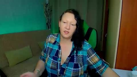 Snapshot of mrs___milf chatting on October 4, 1:55 am mrs milf online show from October 4, 1:55 am
