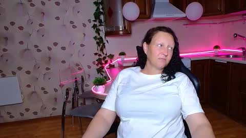 Snapshot of mrs___milf chatting on September 19, 5:39 am mrs milf online show from September 19, 5:39 am