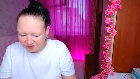 Snapshot of mrs___milf chatting on September 27, 1:24 am mrs milf online show from September 27, 1:24 am