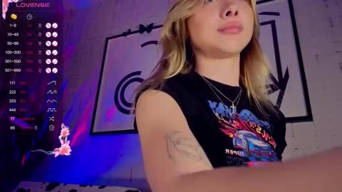 mynameisnikki_ online show from November 14, 7:08 am